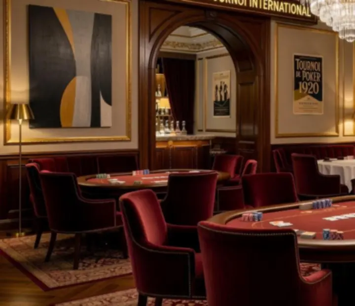 Intérieur élégant d'un club de poker français reconnu pour ses tournois