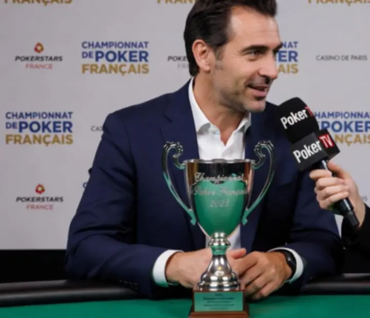 Champion de poker français interviewé après un tournoi live
